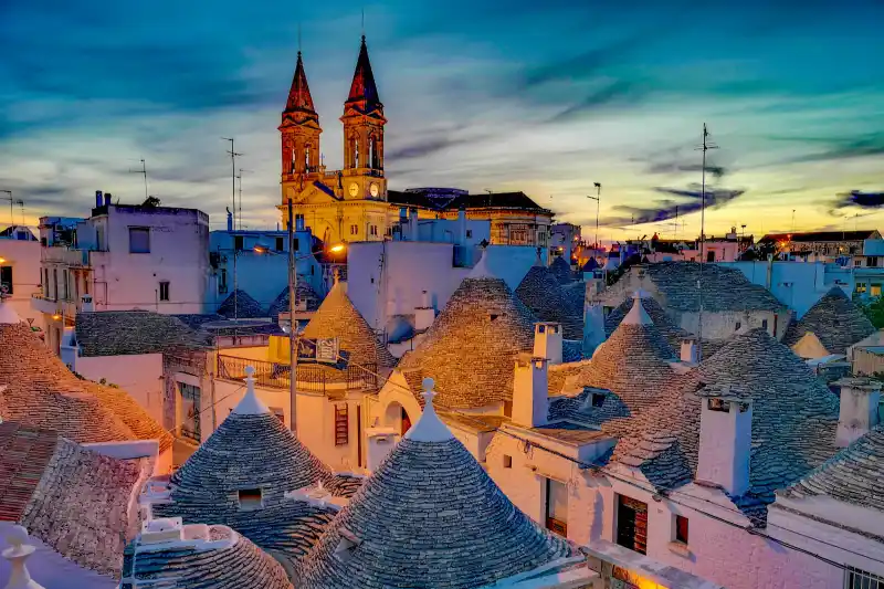 黄昏時のアルベロベッロとサン・メディチ教会